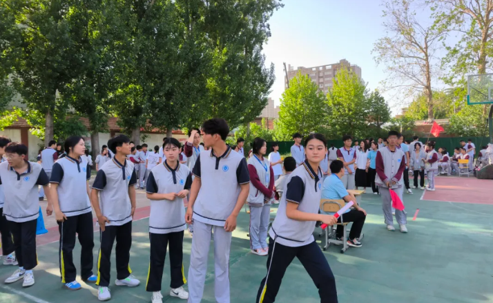 济南应用技术职业中等专业学校举行“当燃”50米接力折返跑趣味运动会