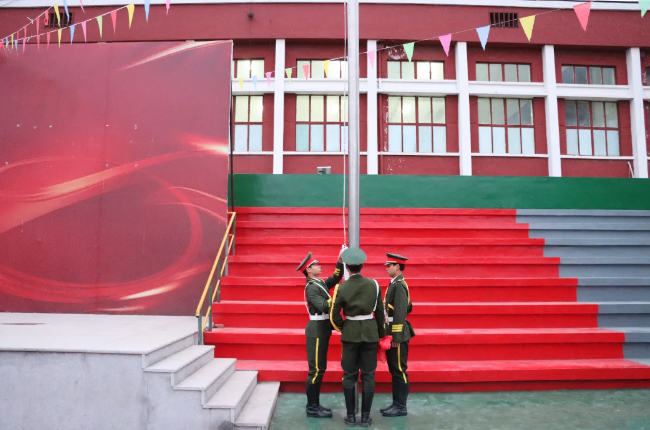 【国旗引路，笃志前行】冬日向阳，蓄力生长——济南应用技术职业中等专业学校升旗仪式暨国旗下演讲纪实