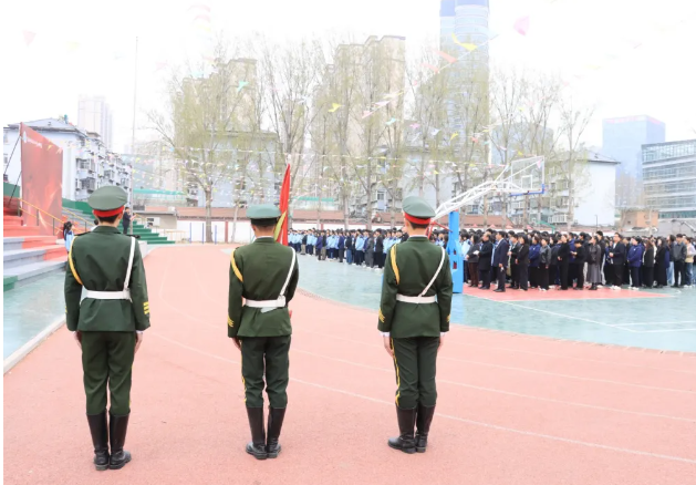 国旗引路，笃志前行｜济南应用技术职业中等专业学校升旗仪式暨国家奖学金颁发仪式圆满举行