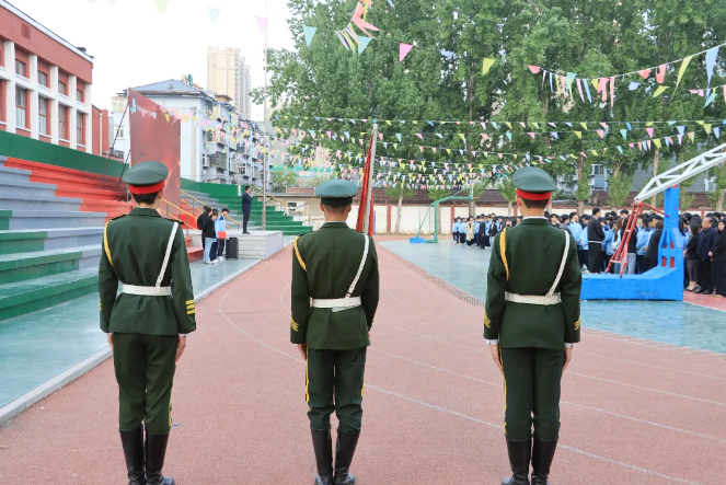 国旗引路 笃志前行|拥抱春日阳光,运动唤醒活力 济南应用技术职业中等专业学校升旗仪式